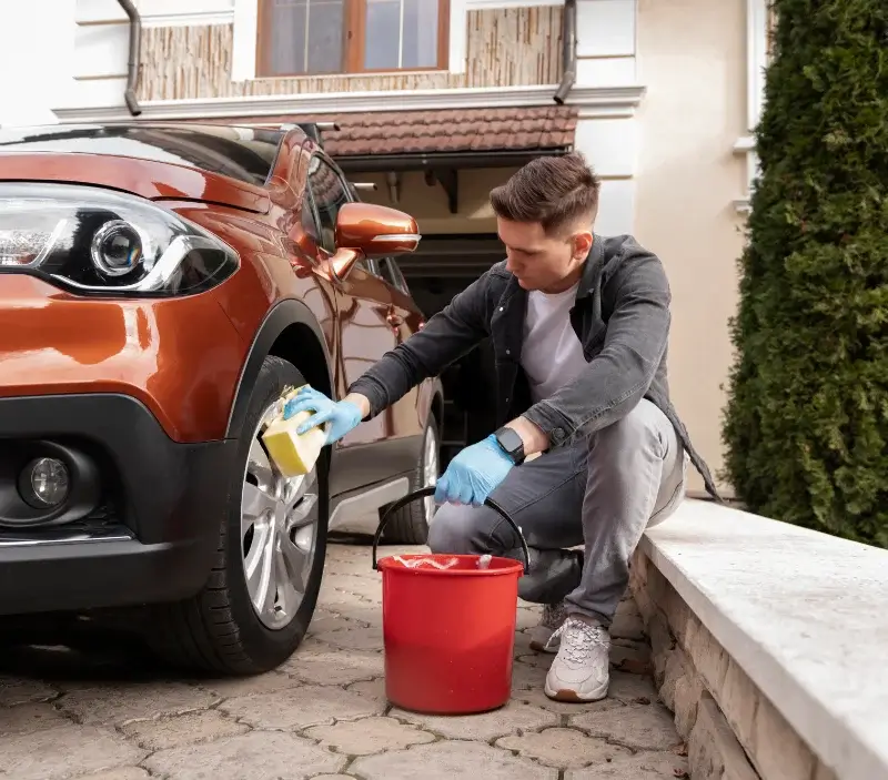 Lavage auto à domicile Tranzault : professionnel intervenant sur un véhicule